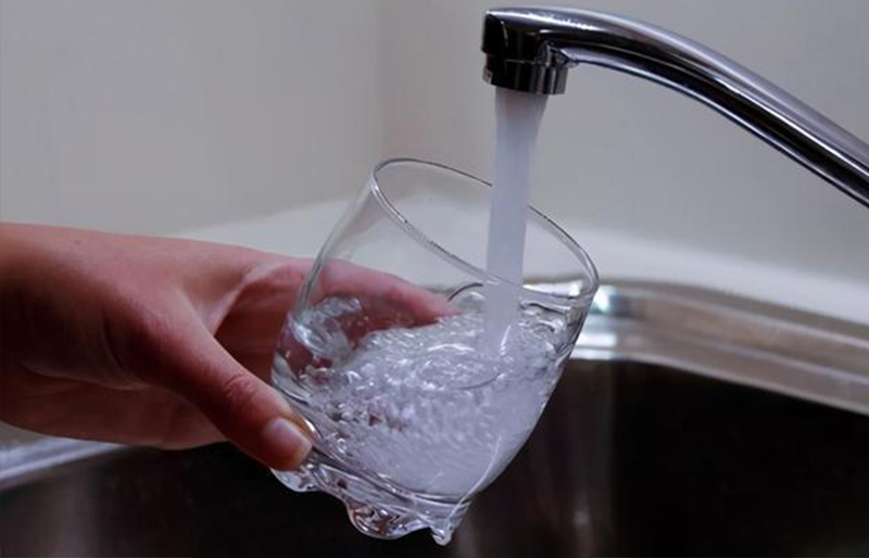 Using tap water, dish soap, or white vinegar